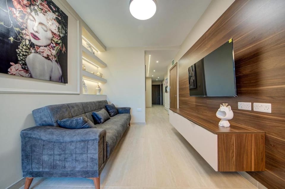 2 BR, Terrace & Side sea Views, 3 Min to Beach Apartment in Sliema