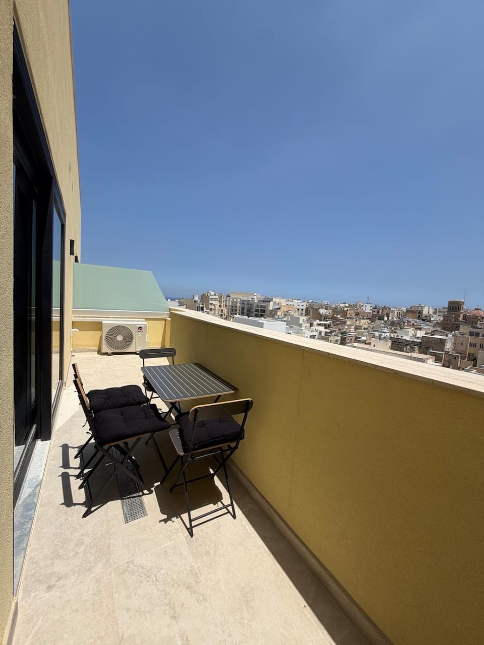 2 BR, Terrace & Side sea Views, 3 Min to Beach Apartment in Sliema