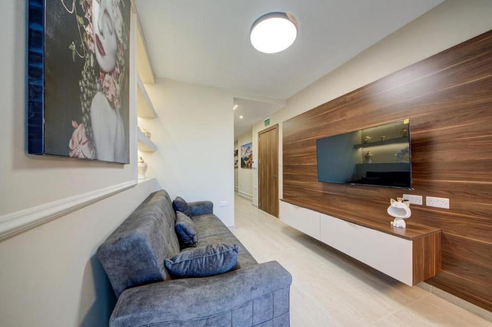 2 BR, Terrace & Side sea Views, 3 Min to Beach Apartment in Sliema