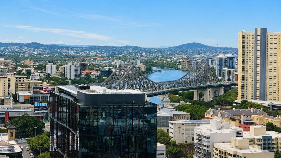LUXE 3BR Penthouse with Story Bridge and River Views Apartment in Brisbane