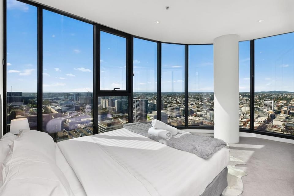 LUXE 3BR Penthouse with Story Bridge and River Views Apartment in Brisbane