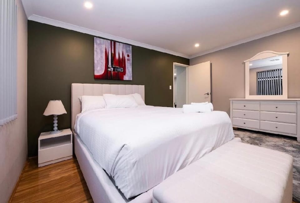 Modern Dayton Retreat near Swan Valley Perth Airport & Perth CBD House in Perth
