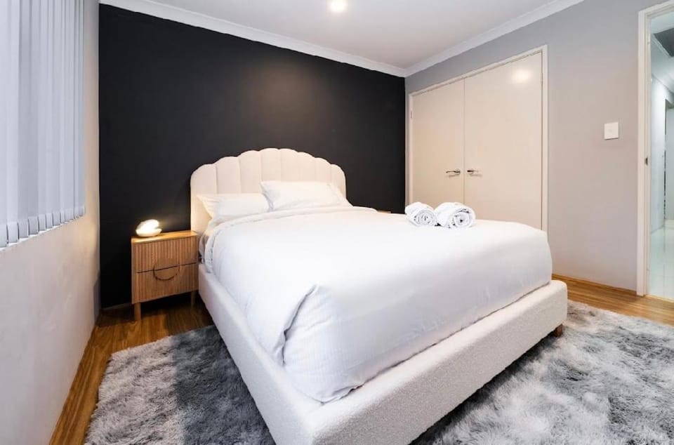 Modern Dayton Retreat near Swan Valley Perth Airport & Perth CBD House in Perth