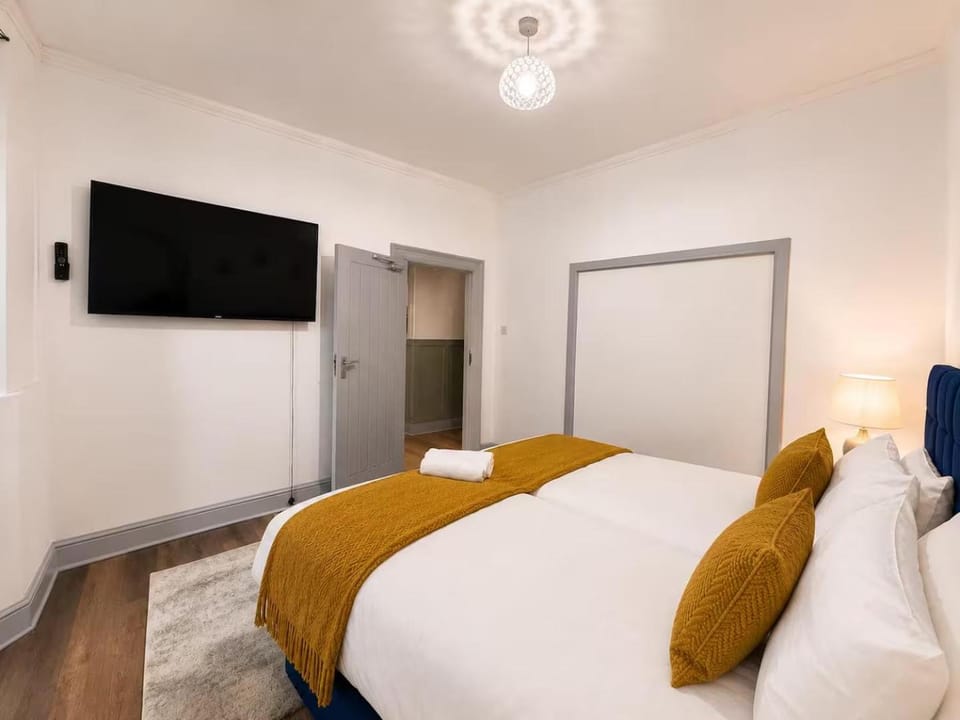 Spacious 5BR Home Sleeps 11 Parking House in Cardiff