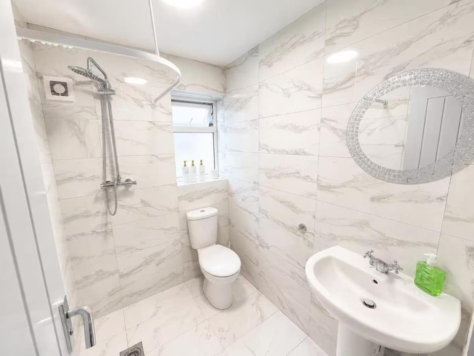 Spacious 5BR Home Sleeps 11 Parking House in Cardiff