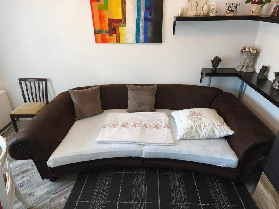 Bedroom, kitchen
