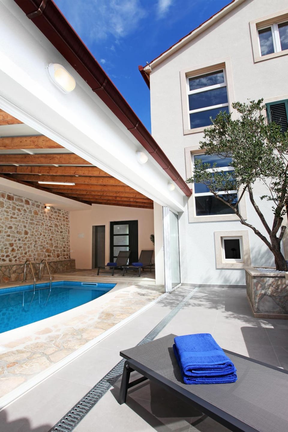 Property building, Day, Balcony/Terrace, Pool view, Swimming pool, Swimming pool, sunbed