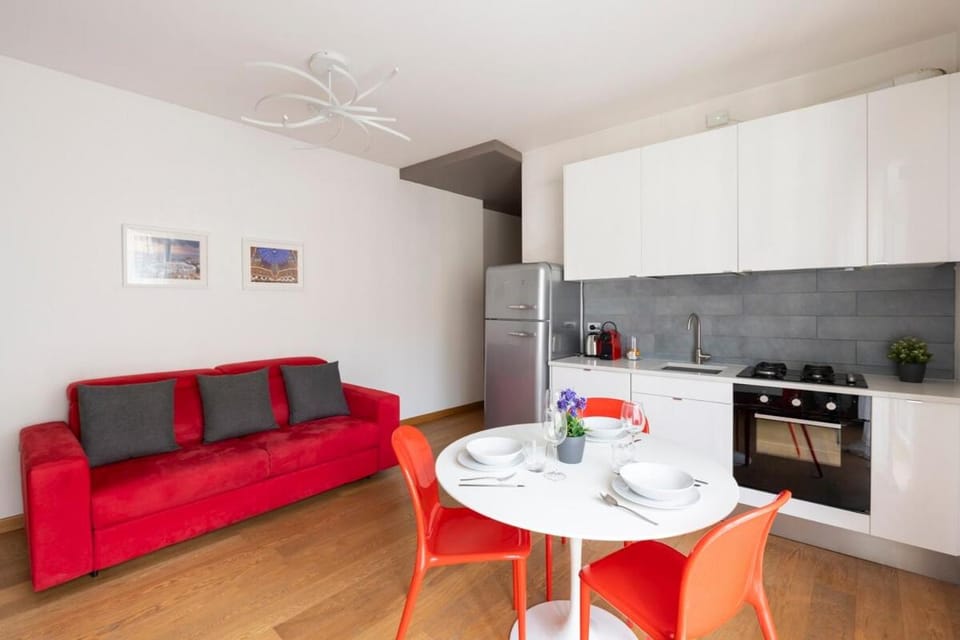 Red Elegance - Milano Porta Venezia Apartment in Milan