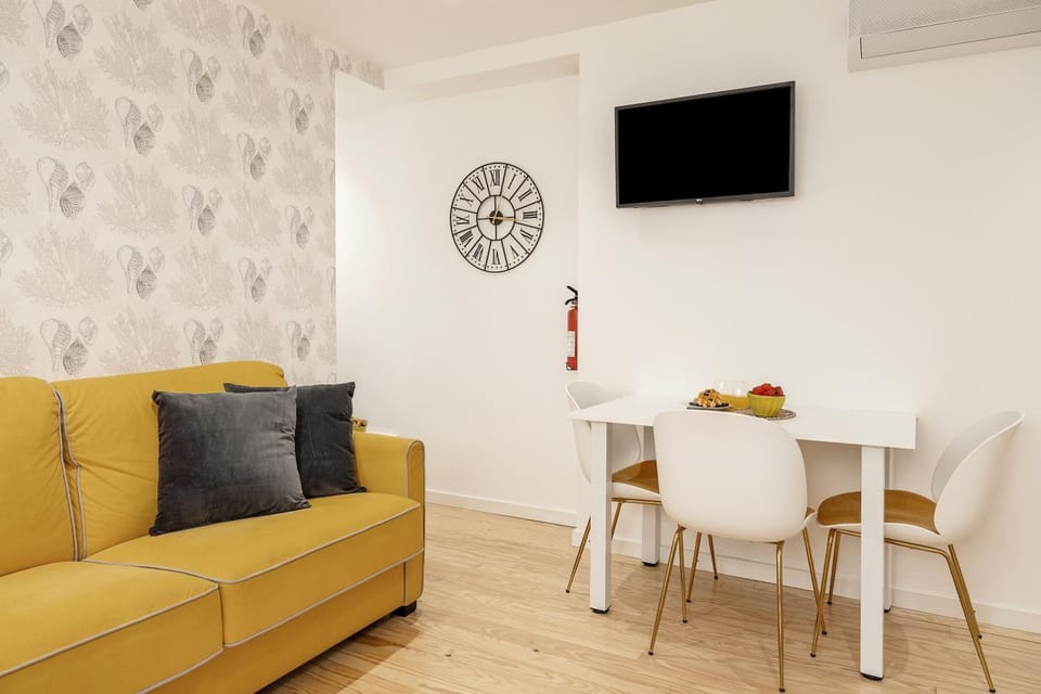 Communal lounge/ TV room, TV and multimedia, Living room, Dining area