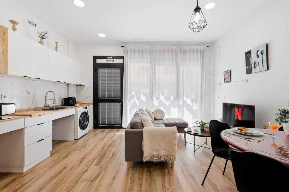 Coffee/tea facilities, Kitchen or kitchenette, Living room, Seating area, Dining area, oven, pet friendly, toaster