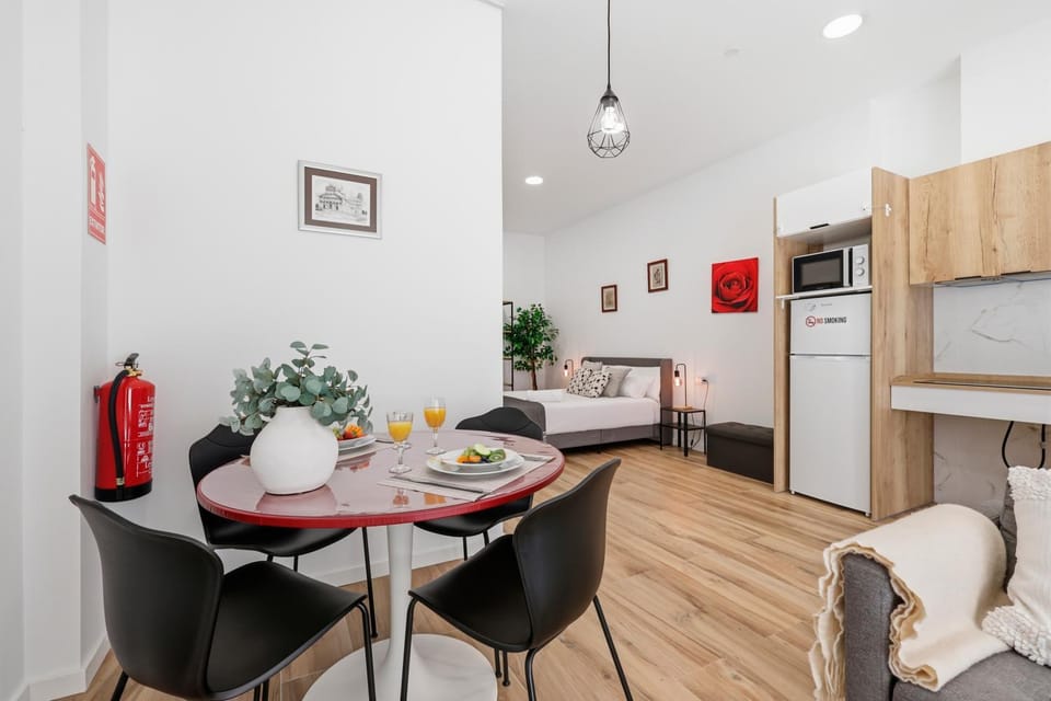 Kitchen or kitchenette, Seating area, Dining area