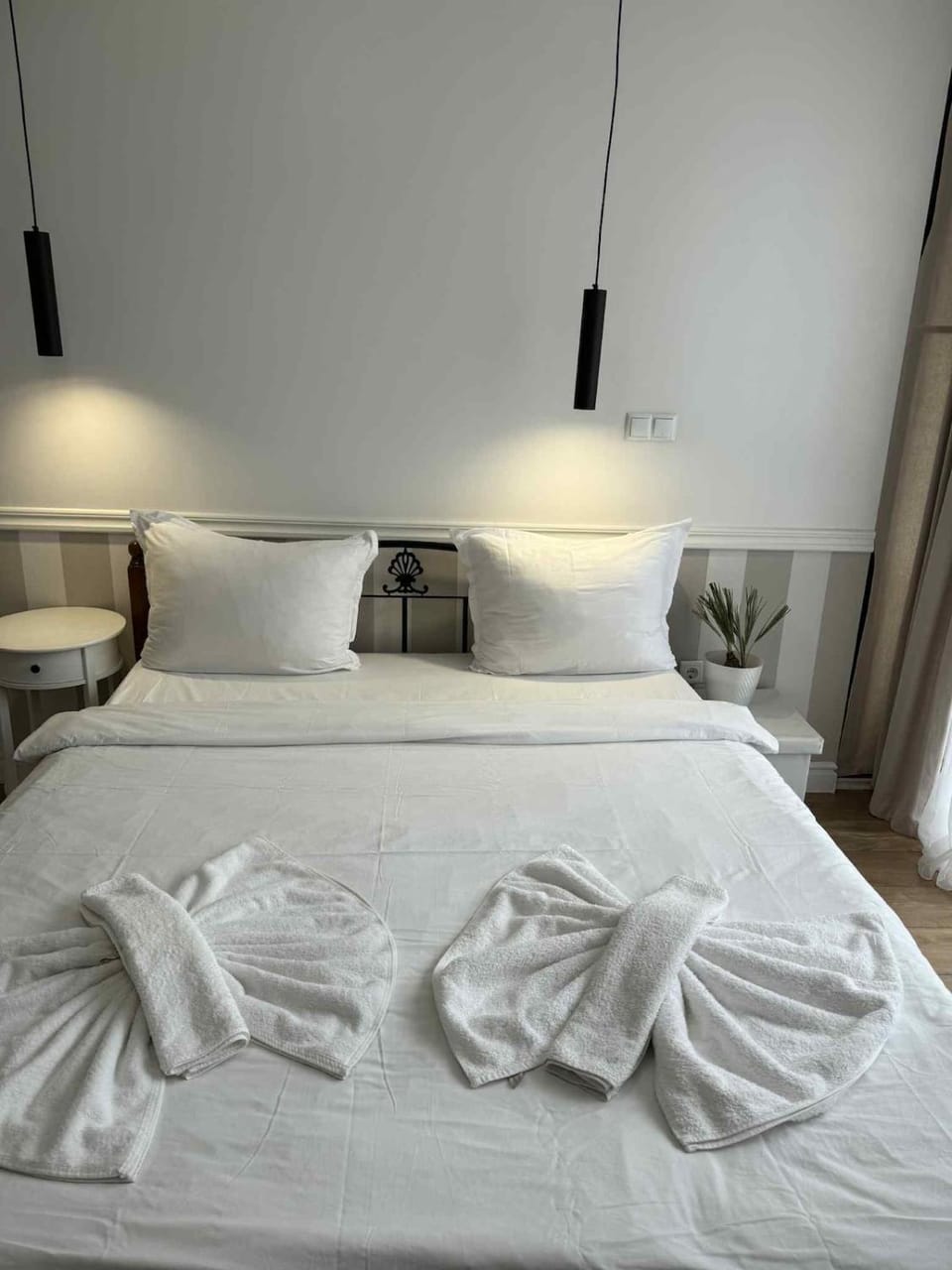 Bedroom, towels, towels