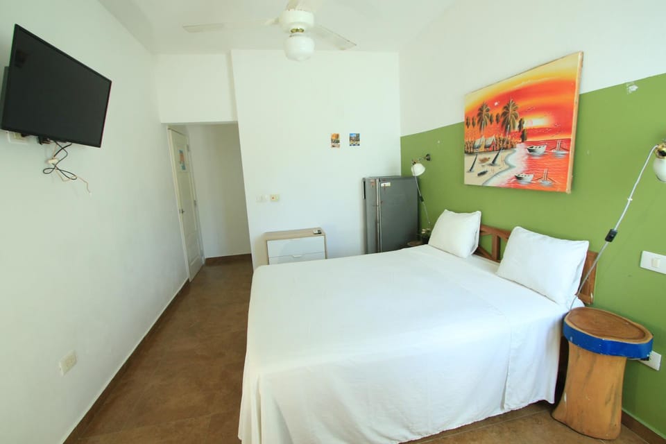 Communal lounge/ TV room, Bed, TV and multimedia, Photo of the whole room, Bedroom, air conditioner