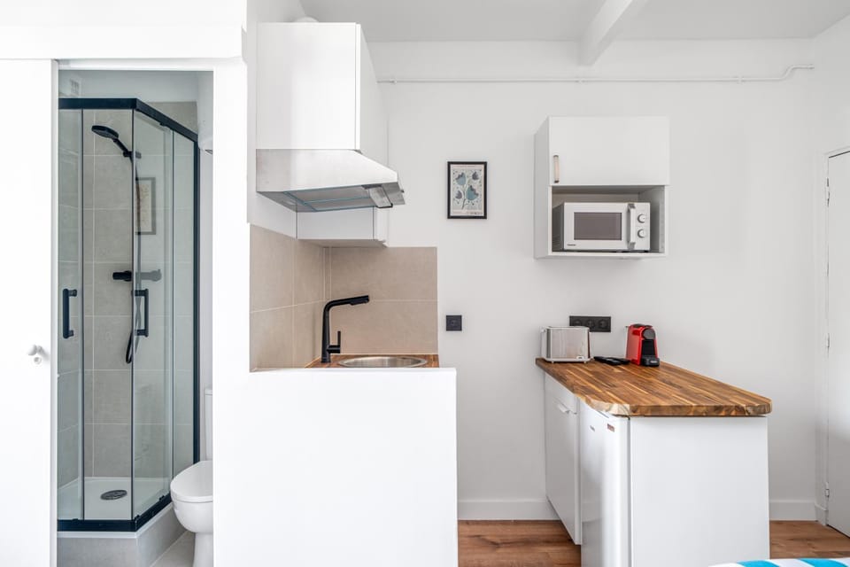 Shower, Bathroom, Coffee/tea facilities, microwave, toaster, toaster