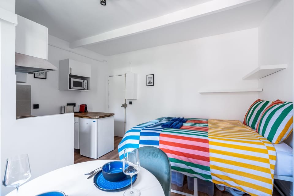 Bed, Kitchen or kitchenette, Bedroom, kitchen