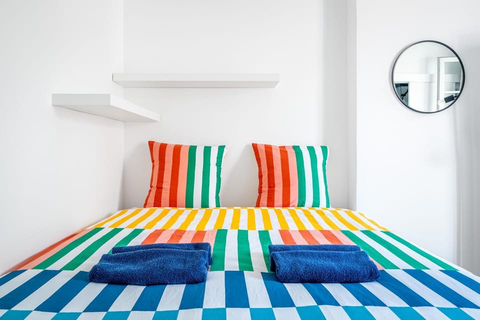 Bed, towels