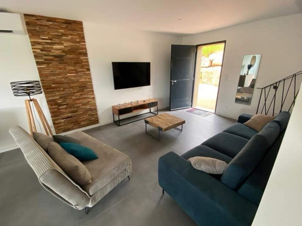 Communal lounge/ TV room, TV and multimedia, Living room, Photo of the whole room, Seating area