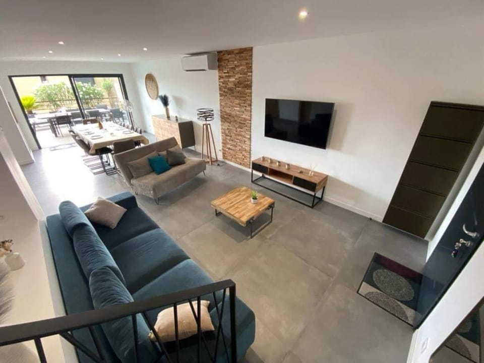 Communal lounge/ TV room, TV and multimedia, Living room, Seating area, Evening entertainment