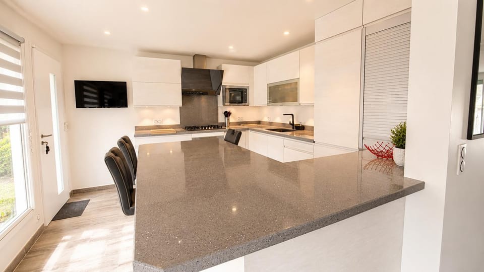 TV and multimedia, Lounge or bar, stove, kitchen