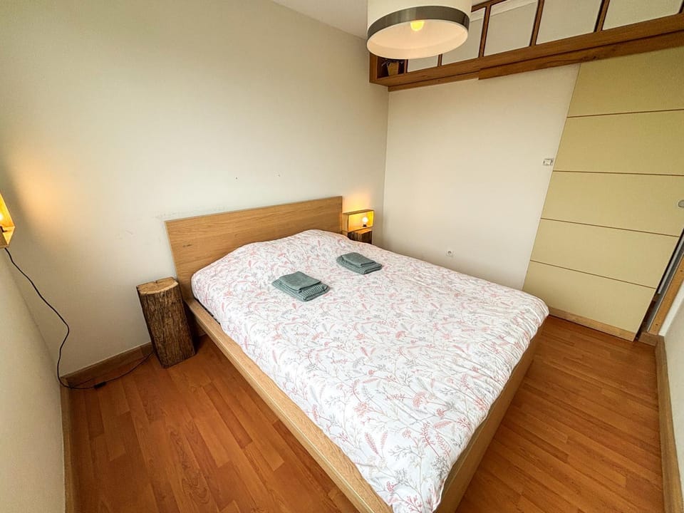 Bed, Photo of the whole room, Bedroom, towels