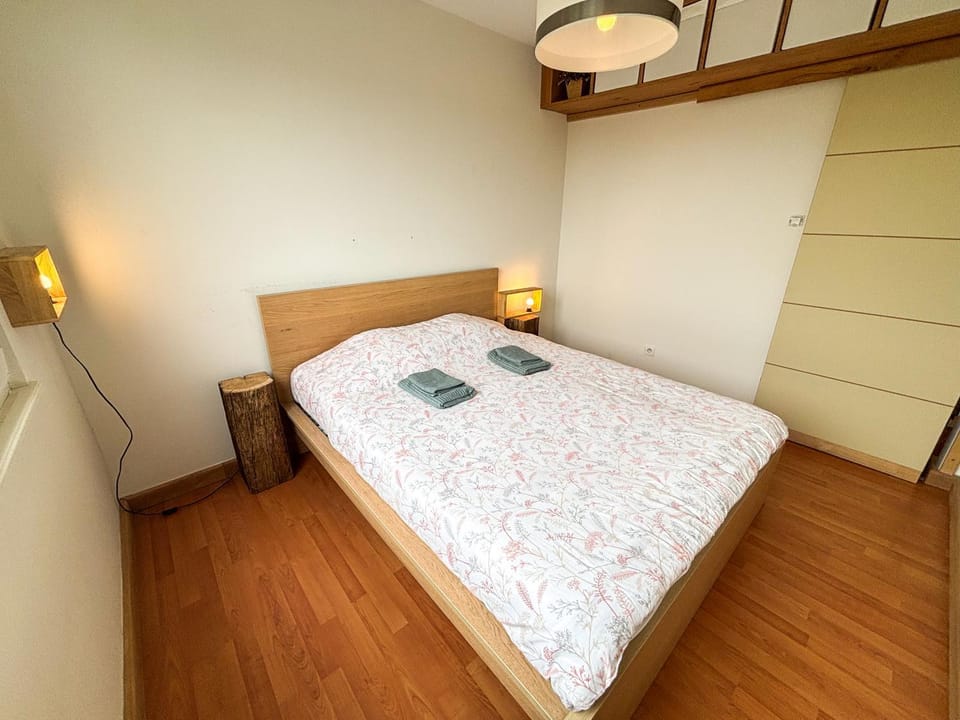 Bed, Photo of the whole room, Bedroom, towels