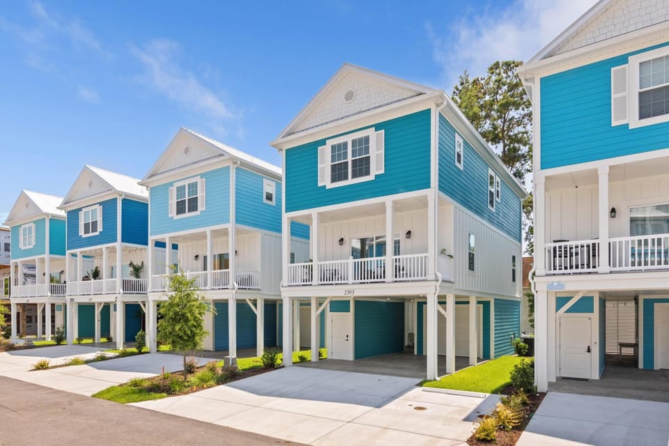 Coastal Mod-Steps to Beach-Pet Friendly House in Myrtle Beach