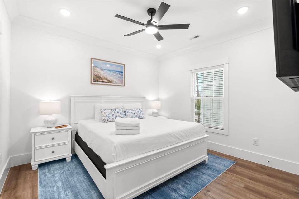 Coastal Mod-Steps to Beach-Pet Friendly House in Myrtle Beach