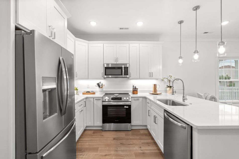 Coastal Mod-Steps to Beach-Pet Friendly House in Myrtle Beach