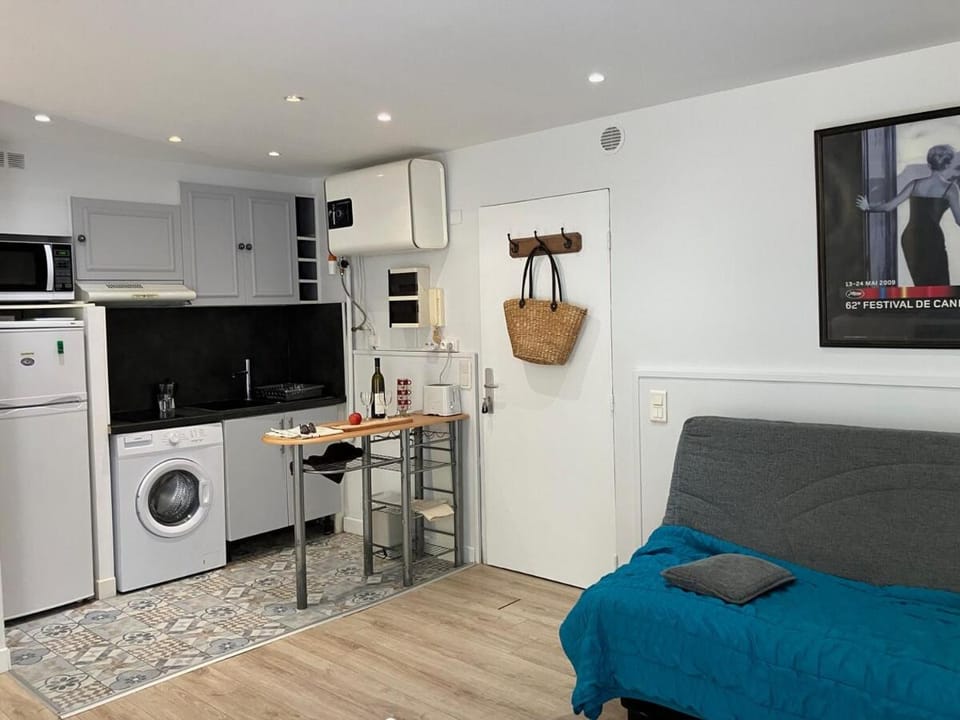 Kitchen or kitchenette, washing machine
