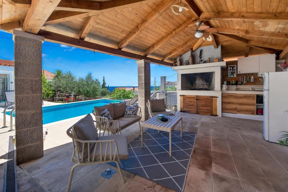 Patio, Day, Natural landscape, BBQ facilities, View (from property/room), Balcony/Terrace, Dining area, Pool view, Swimming pool, dishwasher, sunbed