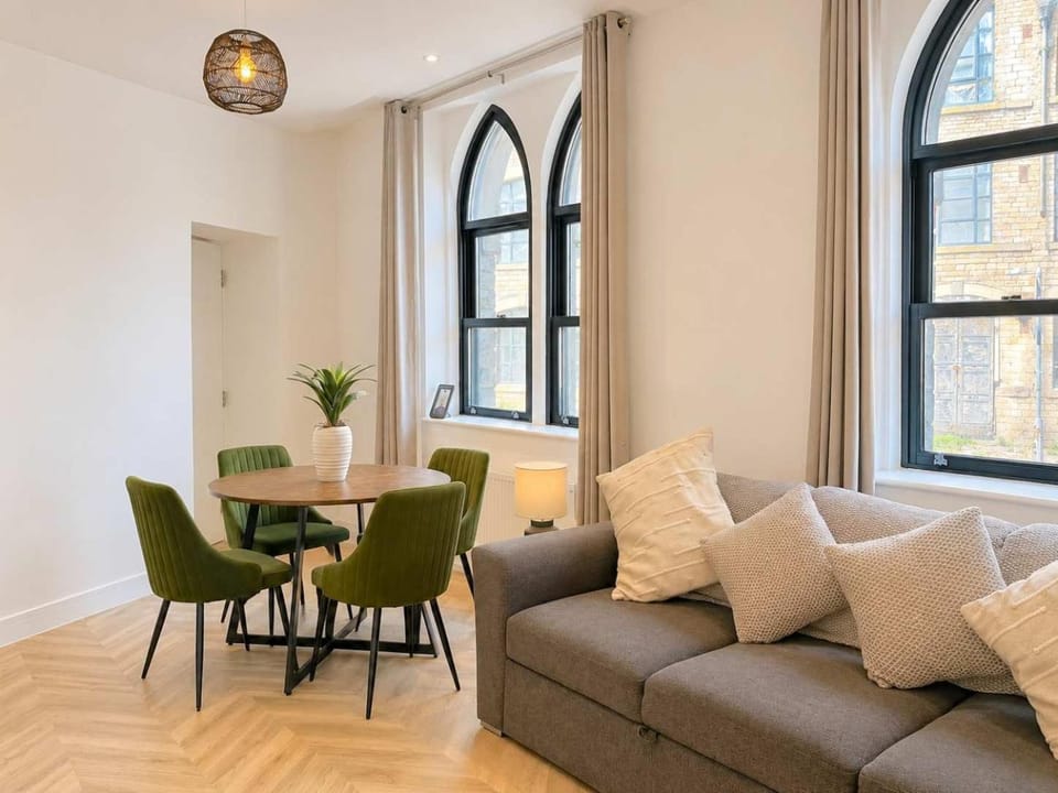 Lux House 2BR - Sleeps 6 -Free Parking - Huddersfield House in Huddersfield
