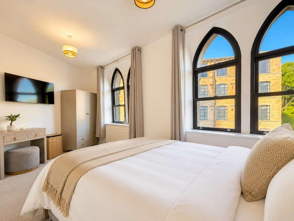 Lux House 2BR - Sleeps 6 -Free Parking - Huddersfield House in Huddersfield