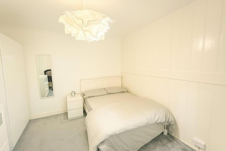 Spacious 4 Bedroom Home in Bath with Free Parking House in Bath