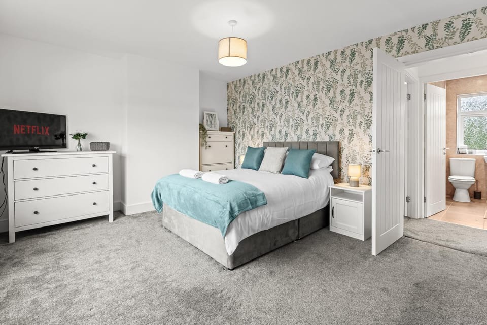 Bed, TV and multimedia, Bedroom