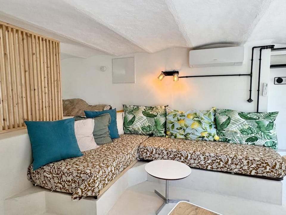 Charmant studio rénové sur la roche, terrasse, proche plages, parking public à proximité Apartment in Saint-Raphael