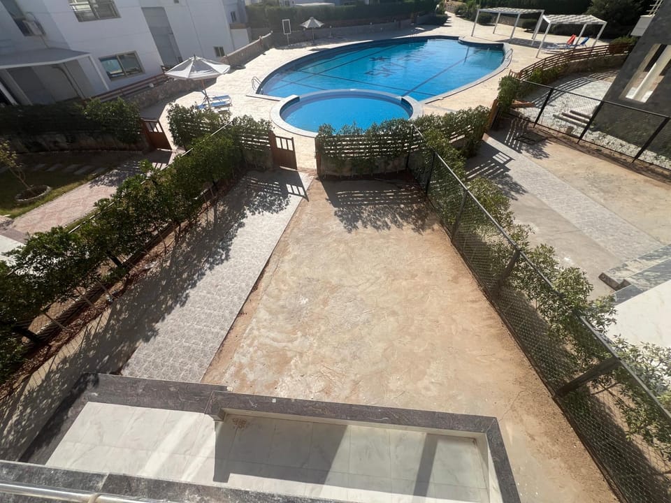 Garden, Hot Tub