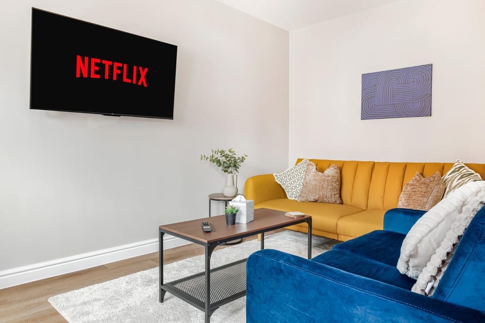 Stylish New 4BR Home-Free Parking-Sleeps 8 House in Nottingham