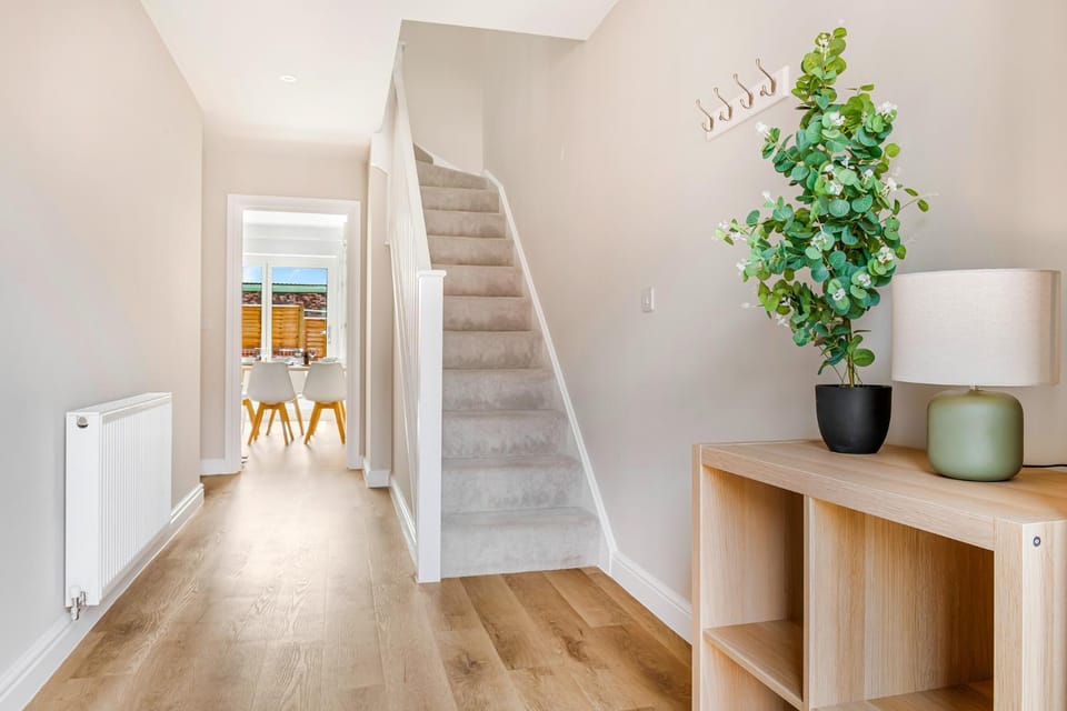 Stylish New 4BR Home-Free Parking-Sleeps 8 House in Nottingham