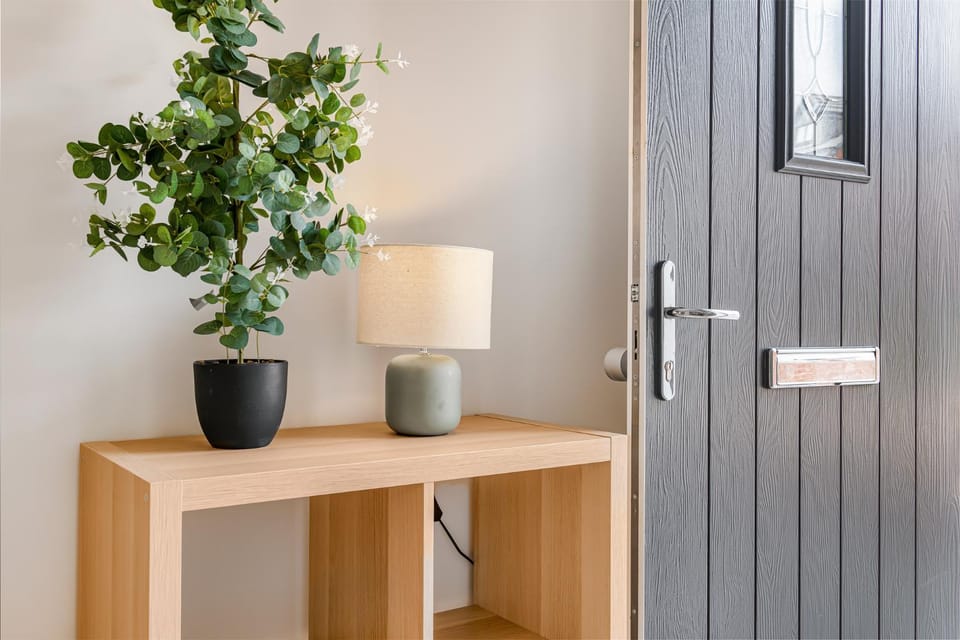 Stylish New 4BR Home-Free Parking-Sleeps 8 House in Nottingham
