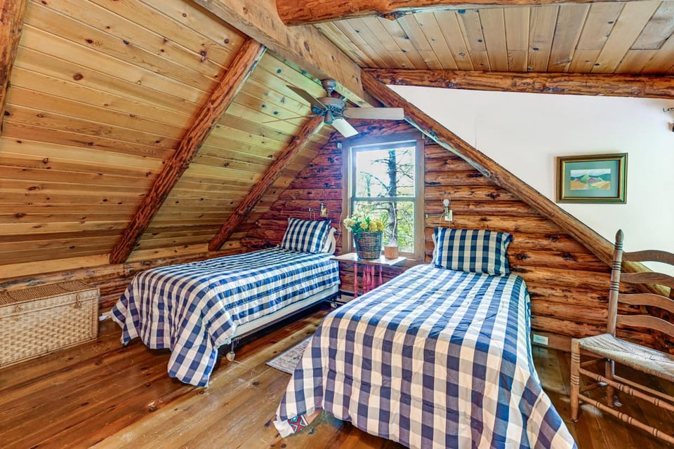 Unplug! Lake Toxaway Cabin w/ Dock Access Cabin in Gloucester