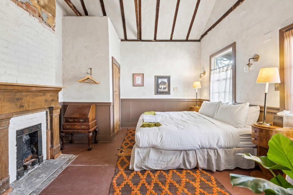 Historic 1840s Cottage Villa 2 min Steps from French Quarter 9br 7ba Bed and Breakfast in French Quarter