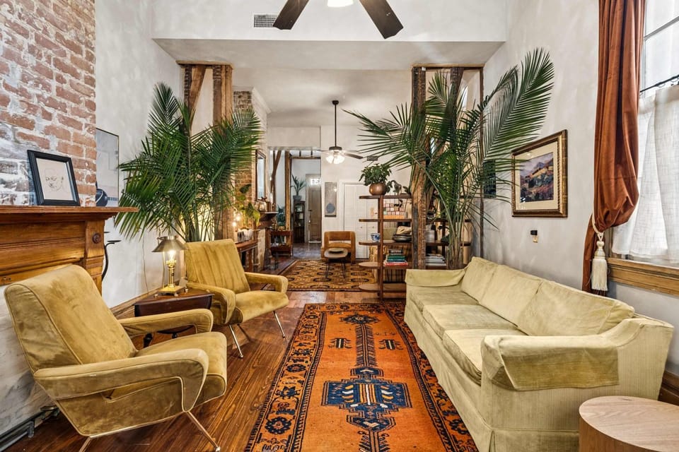 Historic 1840s Cottage Villa 2 min Steps from French Quarter 9br 7ba Bed and Breakfast in French Quarter