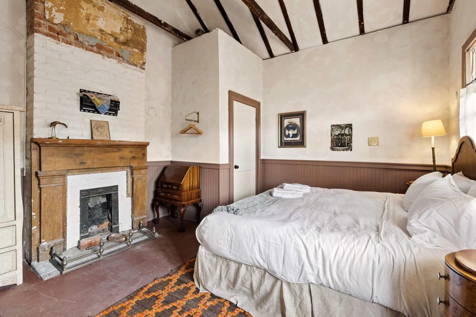 Historic 1840s Cottage Villa 2 min Steps from French Quarter 9br 7ba Bed and Breakfast in French Quarter