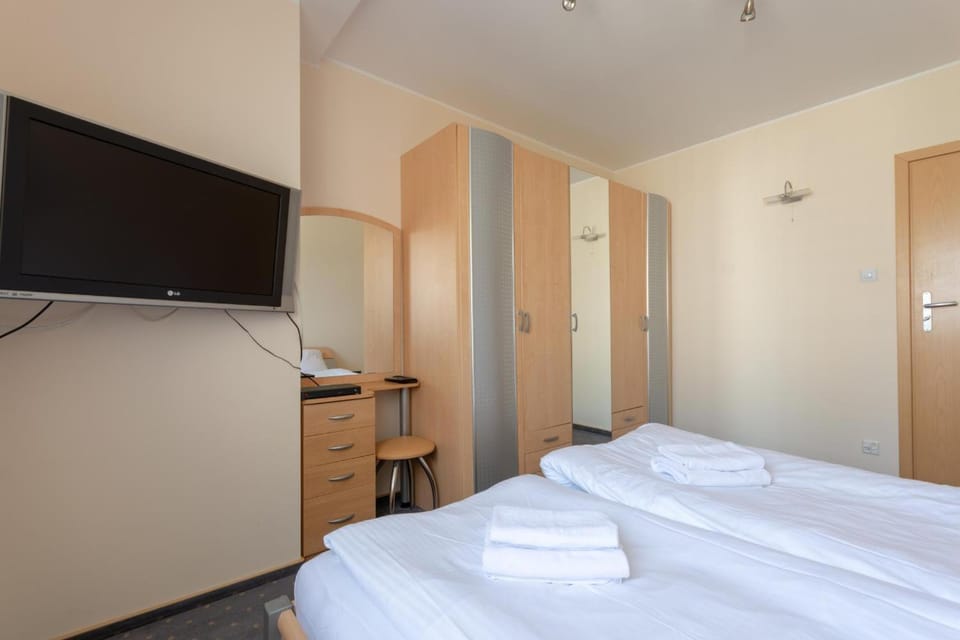 Bed, TV and multimedia, Bedroom, towels, wardrobe