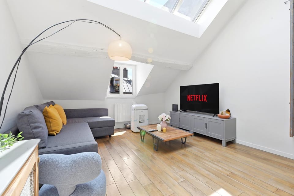 Communal lounge/ TV room, TV and multimedia, Living room, Seating area, Evening entertainment