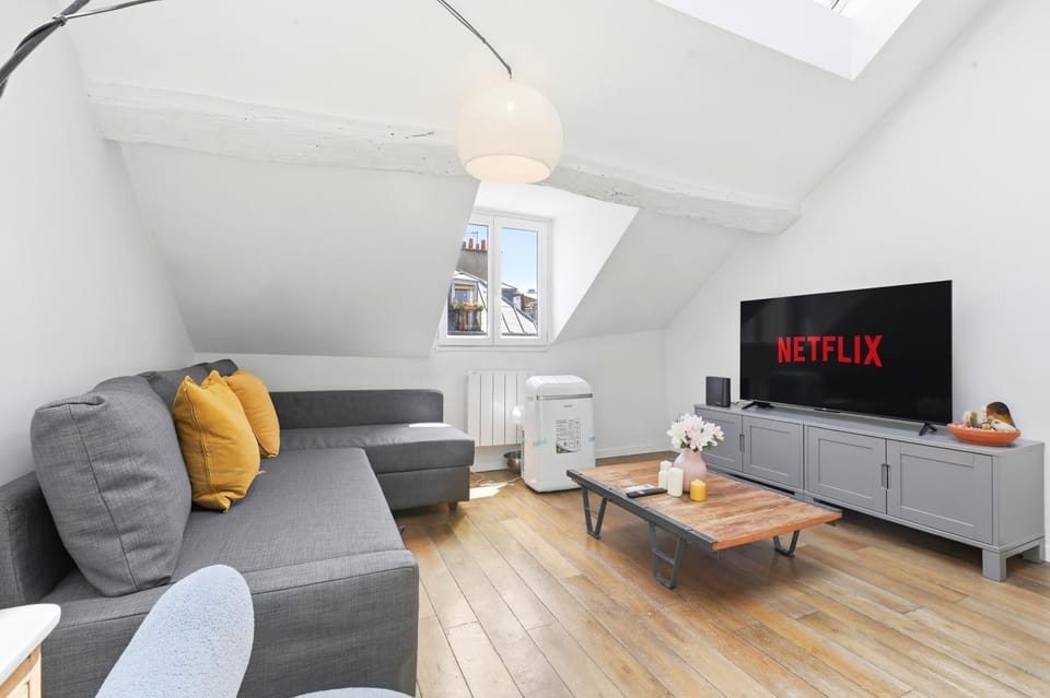 Communal lounge/ TV room, TV and multimedia, Living room, Seating area, Evening entertainment