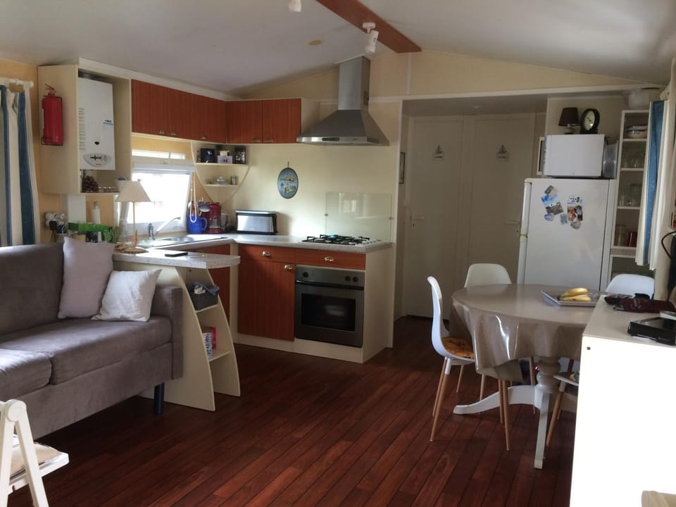 LOCATION GRAND MOBILHOME, La Cotinière - Ile d'OLERON Campground/ 
RV Resort in Nouvelle-Aquitaine