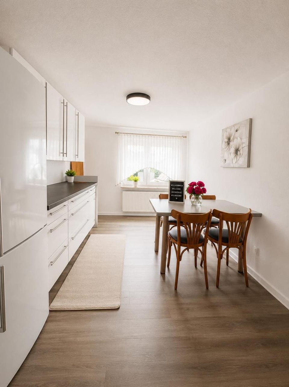 Kitchen or kitchenette, Dining area, stove