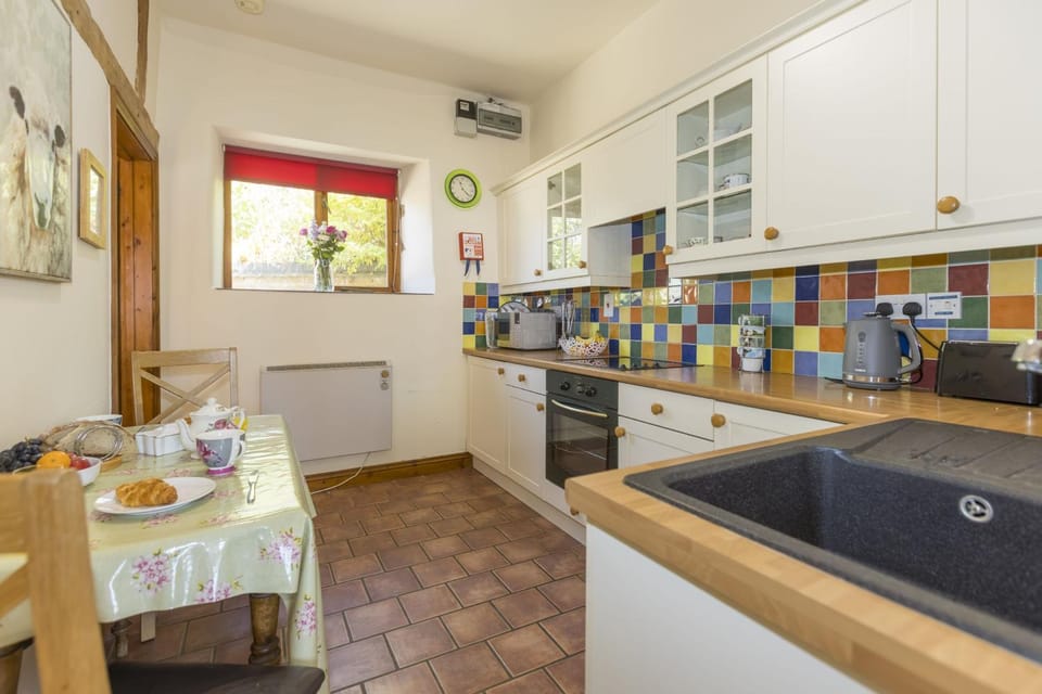 Coffee/tea facilities, Kitchen or kitchenette, Seating area, Dining area, microwave, oven, stove, toaster