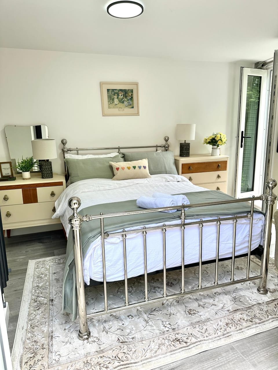 Bed, Photo of the whole room, Bedroom, hair dresser
